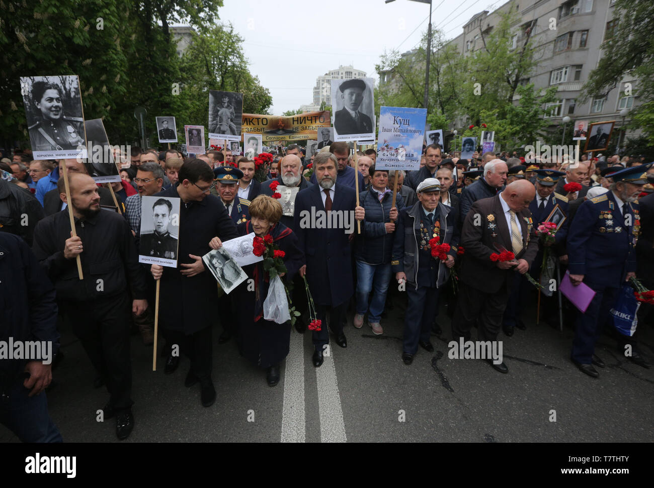 9 maggio 2019 - I partecipanti di ''l'Immortale reggimento'' marzo verso il fuoco eterno vicino al Soldato Ignoto monumento in Kiev, Ucraina, 9 maggio 2019. L'Ucraina commemora la 74anniversario della vittoria nella guerra di Unione Sovietica oltre i nazisti in Germania. (Credito Immagine: © Sergii KharchenkoZUMA filo) Foto Stock