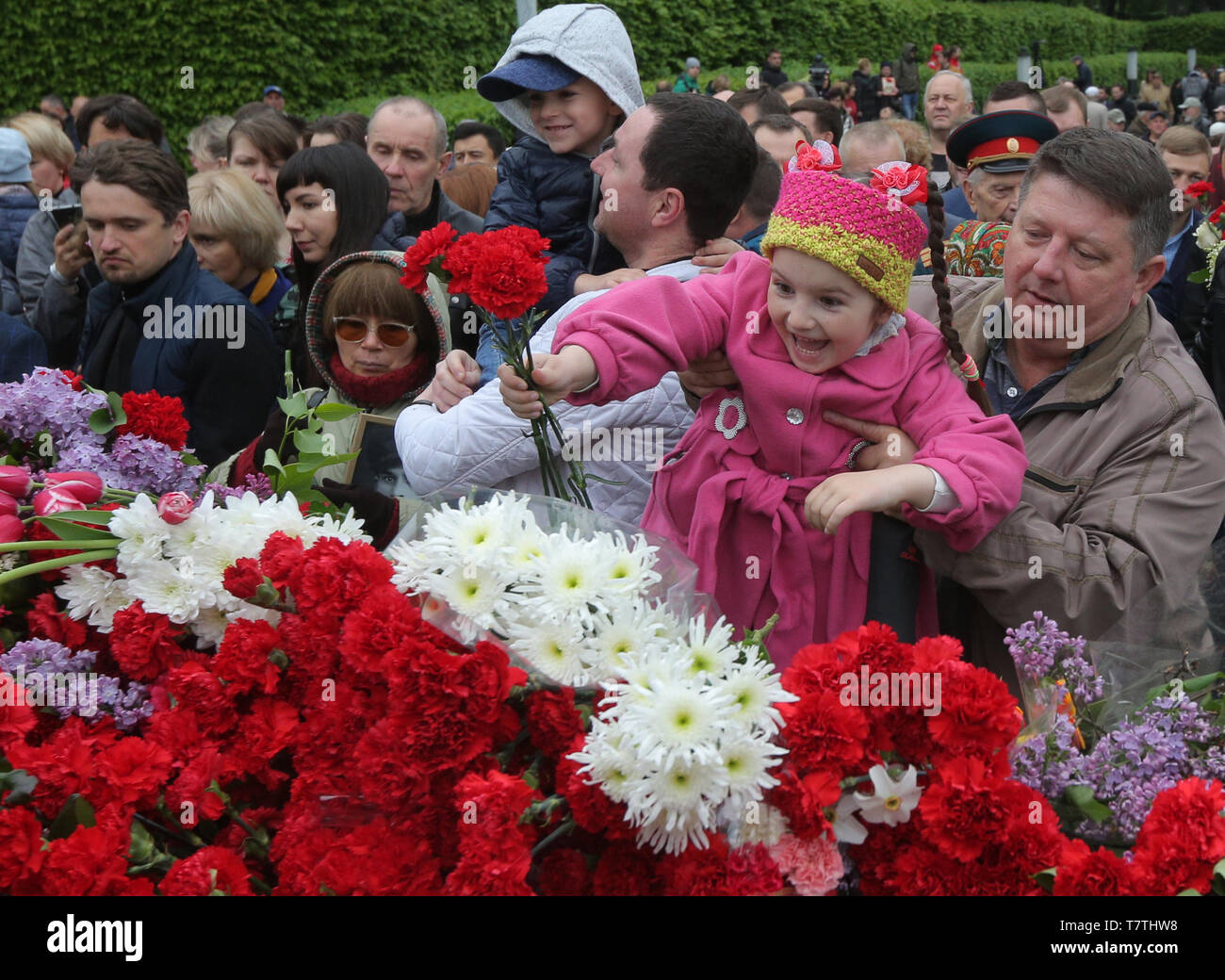 9 maggio 2019 - I partecipanti di ''l'Immortale reggimento'', tenendo un ritratti dei loro parenti che hanno perso la vita in guerra, fiori di laici per il fuoco eterno vicino al Soldato Ignoto monumento in Kiev, Ucraina, 9 maggio 2019. L'Ucraina commemora la 74anniversario della vittoria nella guerra di Unione Sovietica oltre i nazisti in Germania. (Credito Immagine: © Sergii KharchenkoZUMA filo) Foto Stock