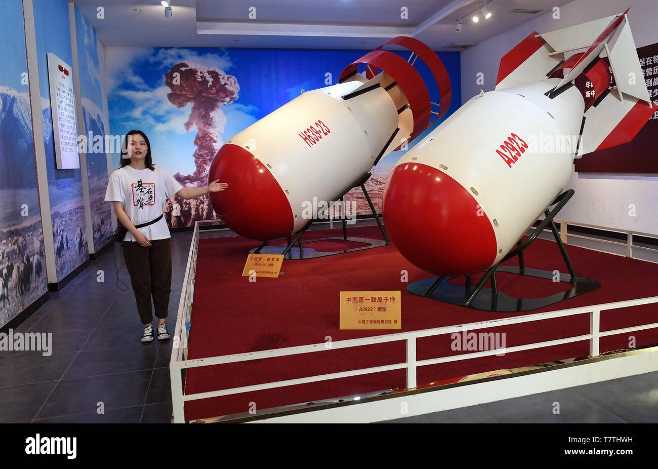 (190509) -- CHENGDU, 9 maggio 2019 (Xinhua) -- Guida Gong Zhaoyi spiega i modelli della Cina la prima bomba atomica (R) e della bomba a idrogeno in una sala per esposizioni in Liangdancheng, il significato della città di bombe nucleari, il sito dove la Cina del primo bombe atomiche e sono state progettate in Zitong contea di Mianyang, nel sud-ovest della Cina di provincia di Sichuan, 23 aprile 2019. Zitong era sede del quartier generale di ricerca della Cina al programma di armi nucleari, dove una dozzina di world-class gli scienziati hanno lavorato per oltre un decennio in Cina il primo atomica e idrogeno bombe e lanci di satelliti negli anni sessanta e settanta. Foto Stock