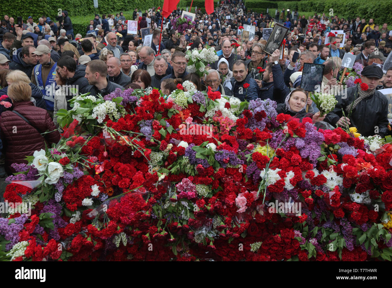 9 maggio 2019 - I partecipanti di ''l'Immortale reggimento'', tenendo un ritratti dei loro parenti che hanno perso la vita in guerra, fiori di laici per il fuoco eterno vicino al Soldato Ignoto monumento in Kiev, Ucraina, 9 maggio 2019. L'Ucraina commemora la 74anniversario della vittoria nella guerra di Unione Sovietica oltre i nazisti in Germania. (Credito Immagine: © Sergii KharchenkoZUMA filo) Foto Stock