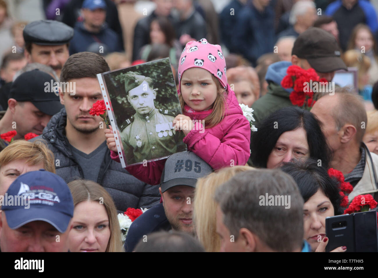 9 maggio 2019 - I partecipanti di ''l'Immortale reggimento'', tenendo un ritratti dei loro parenti che hanno perso la vita in guerra, fiori di laici per il fuoco eterno vicino al Soldato Ignoto monumento in Kiev, Ucraina, 9 maggio 2019. L'Ucraina commemora la 74anniversario della vittoria nella guerra di Unione Sovietica oltre i nazisti in Germania. (Credito Immagine: © Sergii KharchenkoZUMA filo) Foto Stock