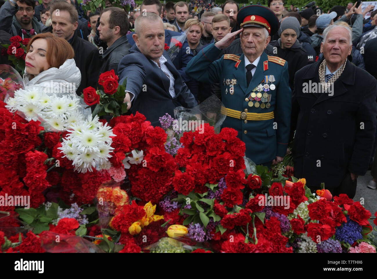 9 maggio 2019 - I partecipanti di ''l'Immortale reggimento'', tenendo un ritratti dei loro parenti che hanno perso la vita in guerra, fiori di laici per il fuoco eterno vicino al Soldato Ignoto monumento in Kiev, Ucraina, 9 maggio 2019. L'Ucraina commemora la 74anniversario della vittoria nella guerra di Unione Sovietica oltre i nazisti in Germania. (Credito Immagine: © Sergii KharchenkoZUMA filo) Foto Stock