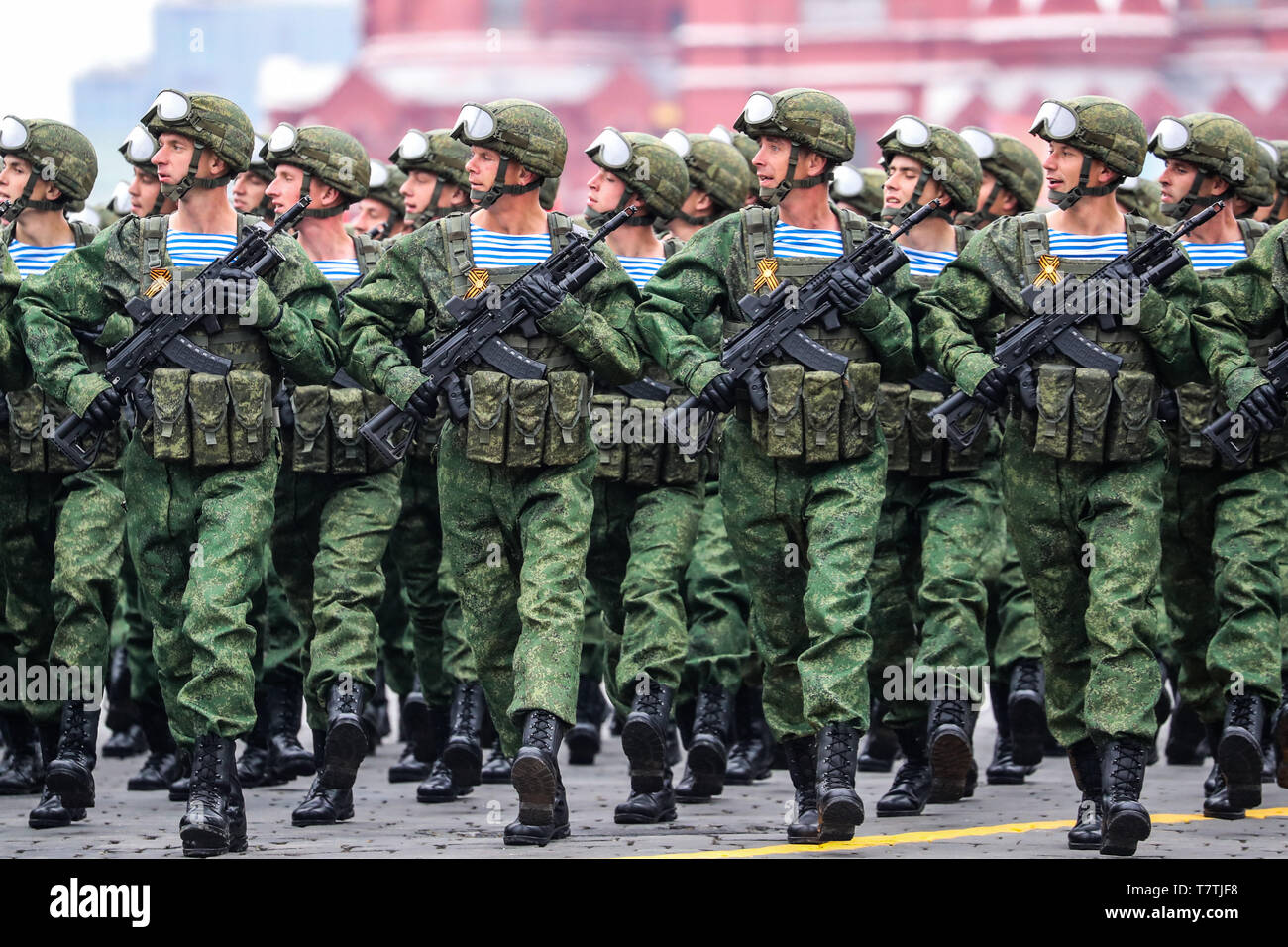 Mosca, Russia. Il 9 maggio, 2019. Soldati marzo sulla Piazza Rossa per la vittoria di parata del giorno a Mosca, Russia, 9 maggio 2019. La Russia segna il 74º anniversario della vittoria sulla Germania Nazista durante la Seconda Guerra Mondiale qui il 9 maggio. Credito: Bai Xueqi/Xinhua/Alamy Live News Foto Stock