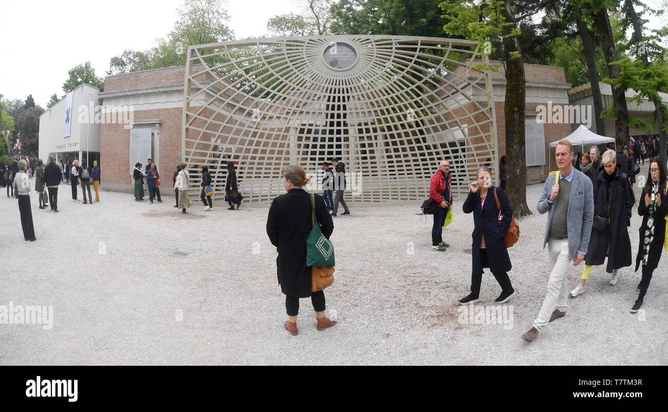 Venezia, Italia. 08 Maggio, 2019. I visitatori sono in piedi di fronte a il Padiglione degli Stati Uniti alla Biennale di Arte Venezia 2019, dove Martin Puryear esibisce. L'esposizione internazionale d'arte inizia il 11.05.2019 e termina il 24.11.2019. Credito: Felix Hörhager/dpa - ATTENZIONE: Solo per uso editoriale in connessione con l'attuale copertura della Biennale del 2019 e solo con la citazione completa del credito di cui sopra durante la durata dell'evento./dpa/Alamy Live News Foto Stock