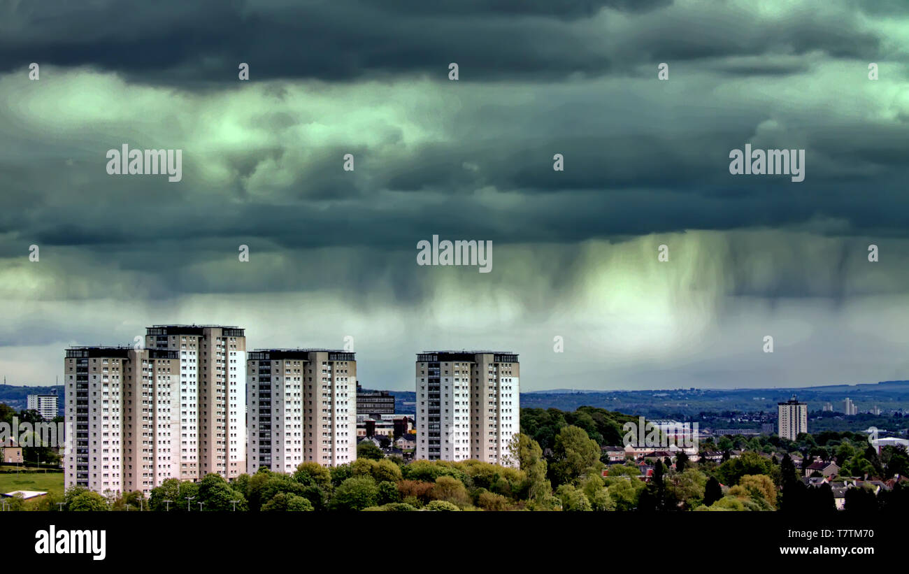 Glasgow, Scotland, Regno Unito, 9 maggio, 2019, UK Meteo. Thread di pioggia a sud della città su un giorno modificabile. Credito traghetto Gerard/Alamy Live News Foto Stock