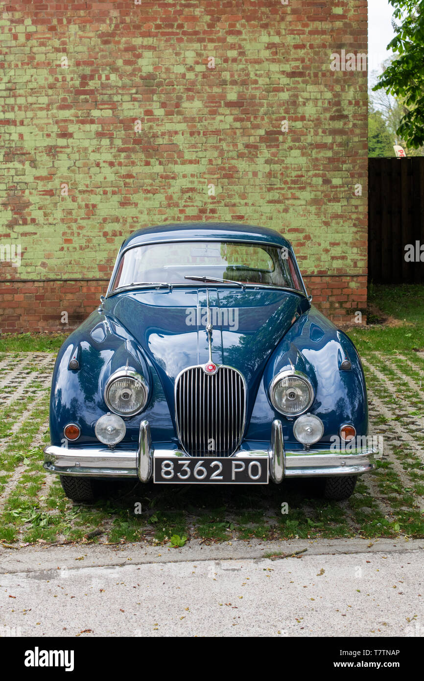 1960 la Jaguar XK150 auto a Bicester Heritage Centre 'Drive giorno'. Bicester, Oxfordshire, Inghilterra Foto Stock