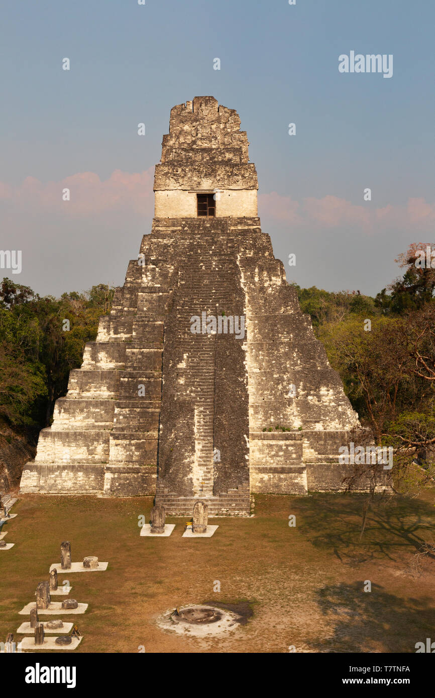 Tempio della grande Jaguar, o tempio 1, al tramonto - rovinato tempio maya di Tikal sito patrimonio mondiale dell'UNESCO, Tikal, Guatemala America Centrale Foto Stock