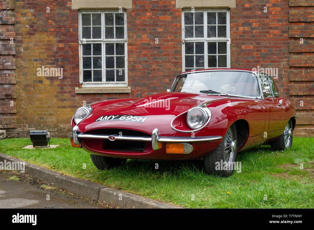 1969 Rosso e type Jaguar auto a Bicester Heritage Centre 'Drive giorno'. Bicester, Oxfordshire, Inghilterra Foto Stock