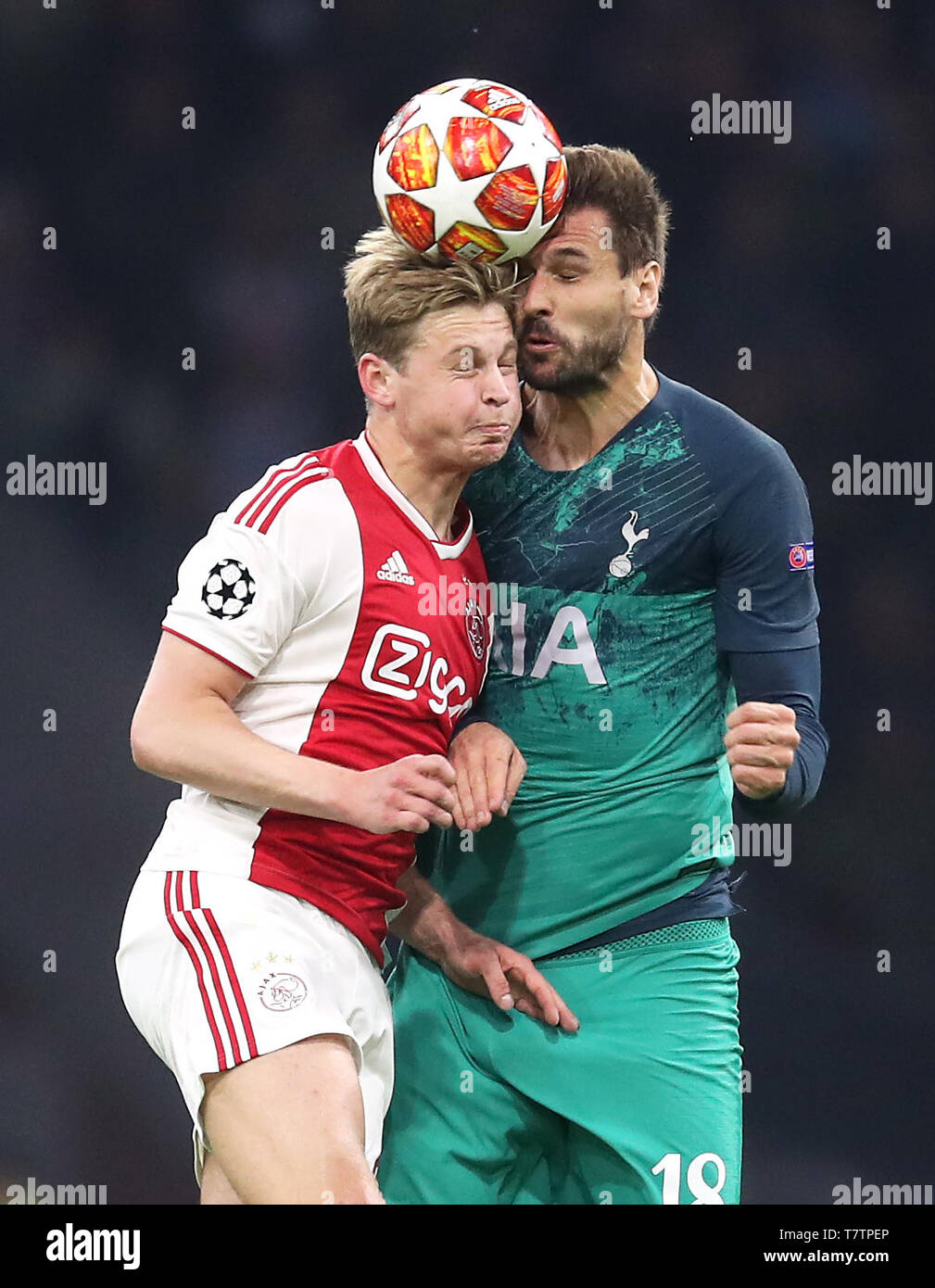 Ajax è Frenkie de Jong (sinistra) e Tottenham Hotspur Fernando Llorente battaglia per la sfera durante la UEFA Champions League Semi Finale, la seconda gamba corrispondono a Johan Cruijff ArenA, Amsterdam. Foto Stock