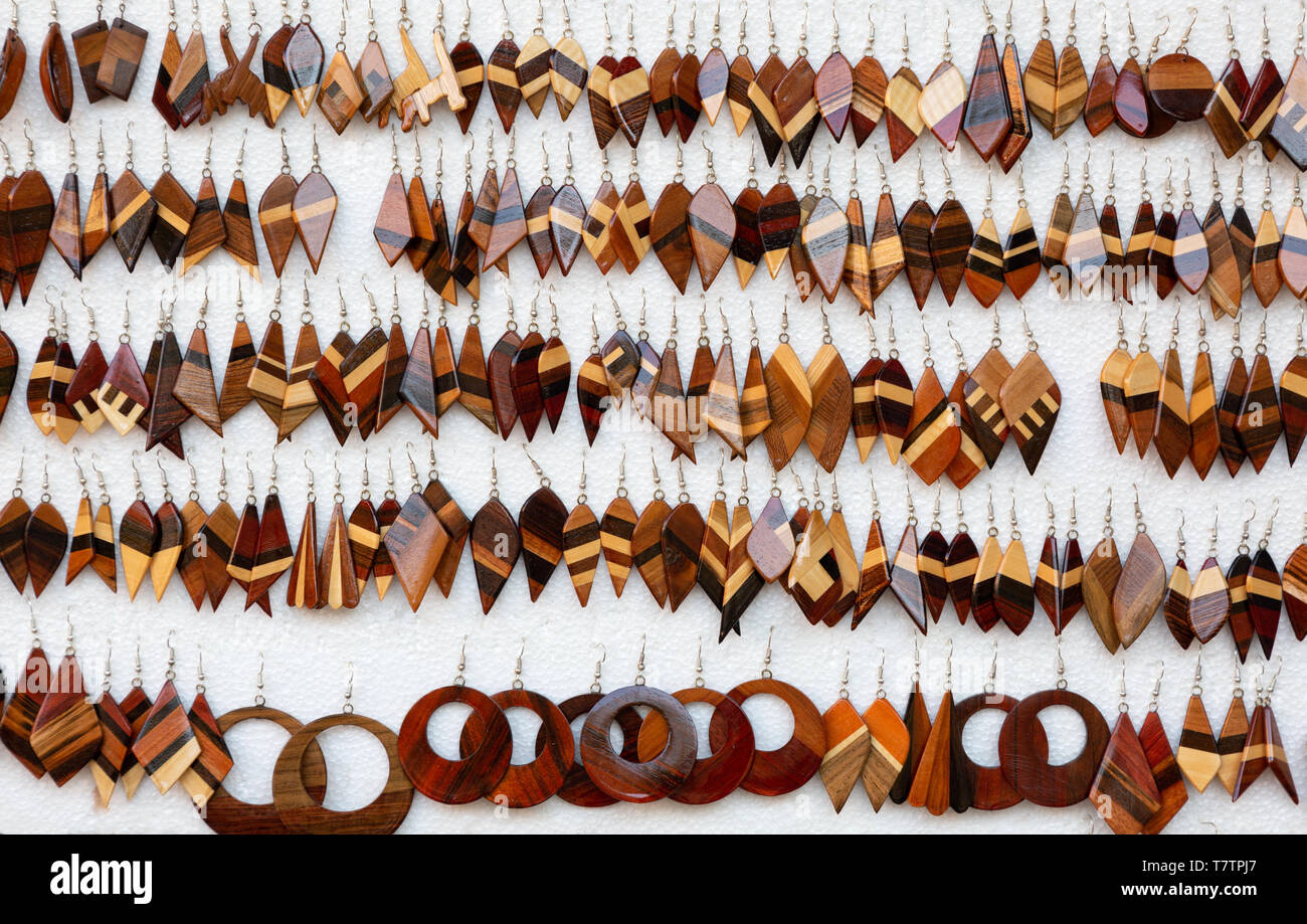 Guatemala turismo - acquisto di souvenir orecchini in vendita, a nord-est del Guatemala America Centrale Foto Stock
