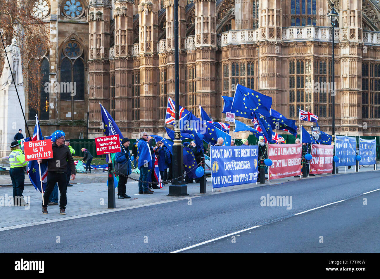 London, Regno Unito - 19 dicembre 2018: dimostranti contro Brexit tenere cartelli e Unione europea bandiere nella parte anteriore del case del parlamento o Foto Stock