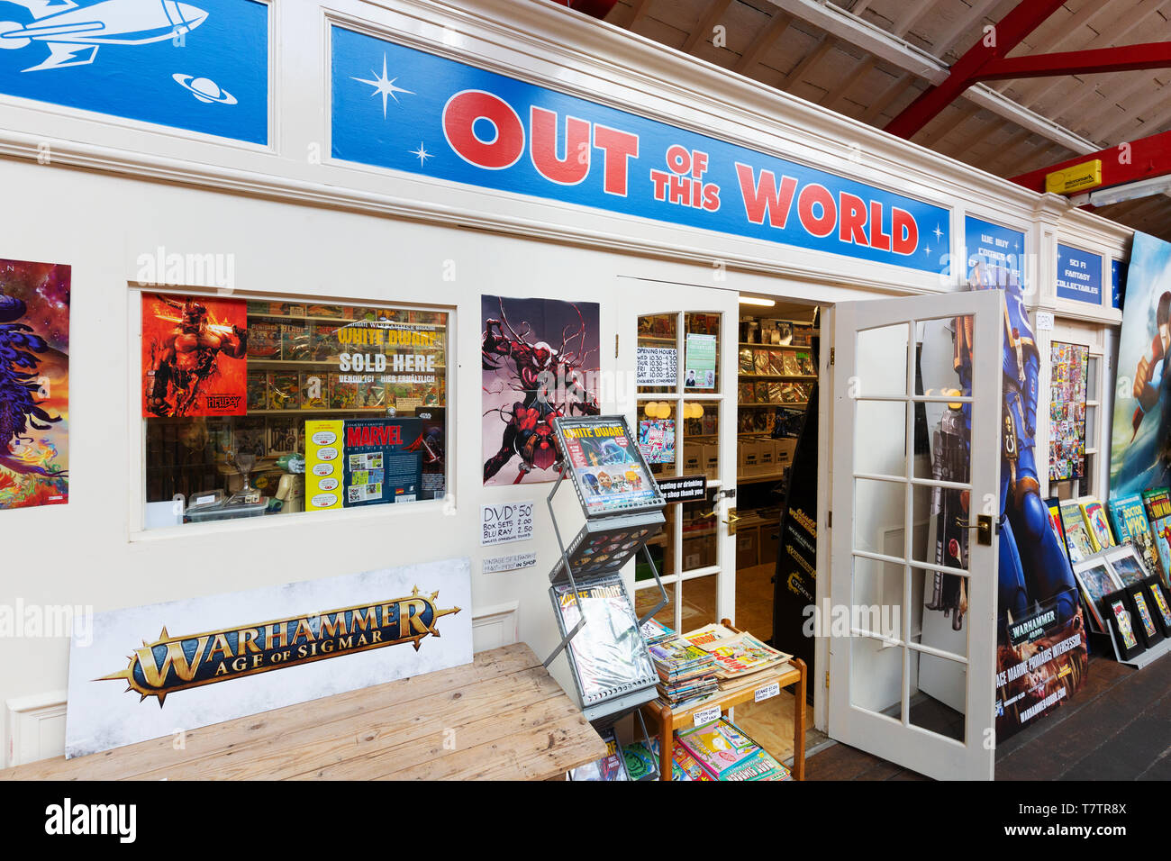 Comic book store UK - Fuori da questo mondo comico bookshop, la Galleria e il mercato coperto, Worcester WORCESTERSHIRE REGNO UNITO Foto Stock