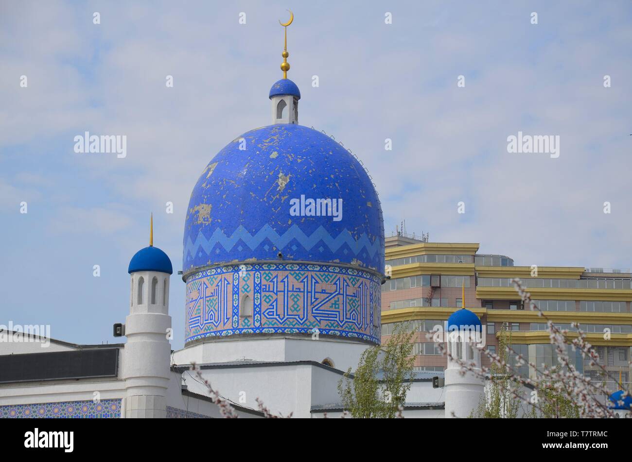 Die Stadt Atyrau in West-Kasachstan, am Ural, der Grenze zwischen Europa und Asien: die zentrale Moschee Foto Stock