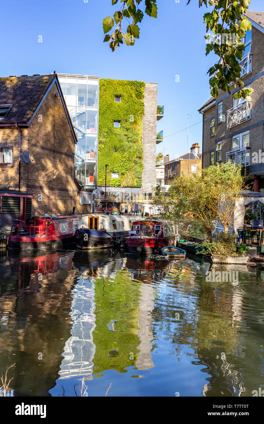 LONDON, Regno Unito - 21 Ottobre 2018: file di case galleggianti e imbarcazioni strette sulle rive del canale al Regent's Canal accanto alla stazione di Paddington in Little Venice, Londra Foto Stock
