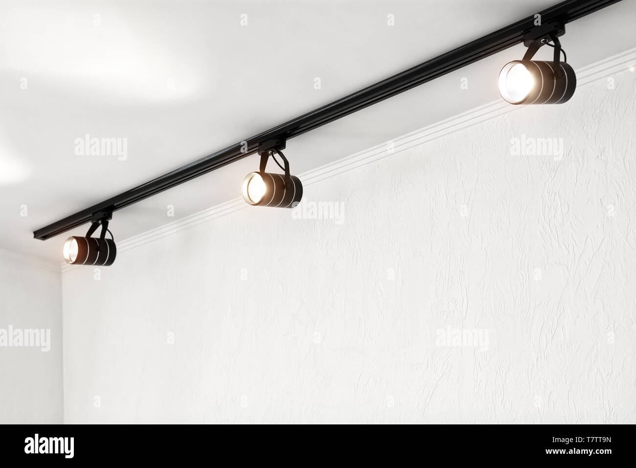 Faretti sotto il soffitto sulla parete. Via A LED con sistema di illuminazione Foto Stock