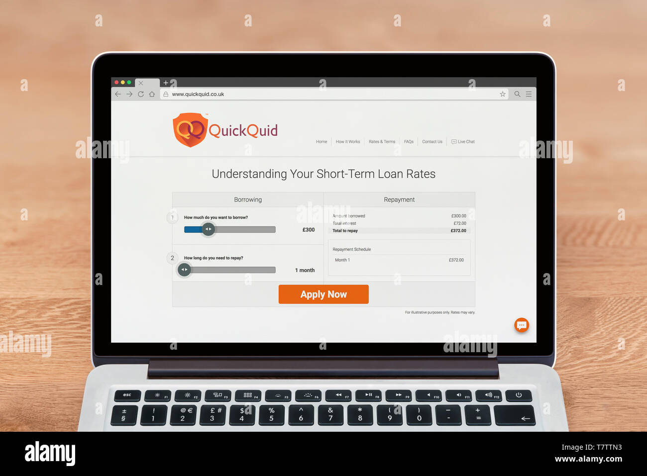 Un Apple Macbook visualizza il sito web QuickQuid (solo uso editoriale). Foto Stock