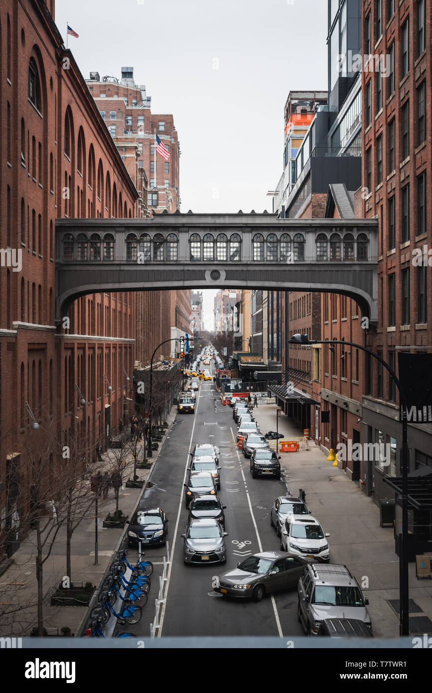 Inceppamento di traffico e di attività di una normale giornata per le strade di New York visto dalla linea alta Foto Stock