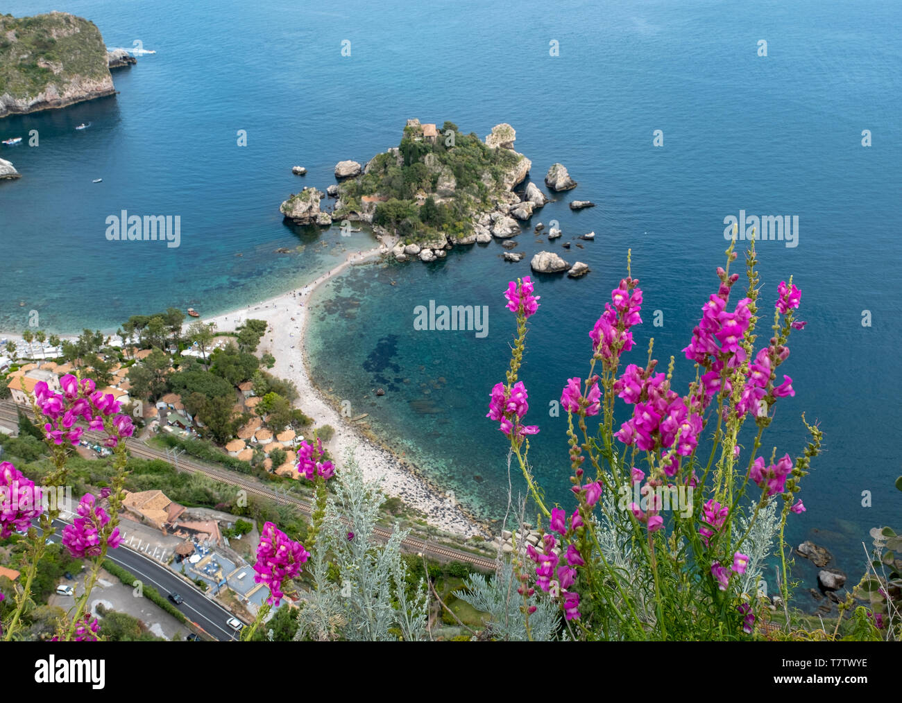 La piccola isola di Isola Bella nel Mar Ionio della costa di Taormina, Sicilia. Foto Stock