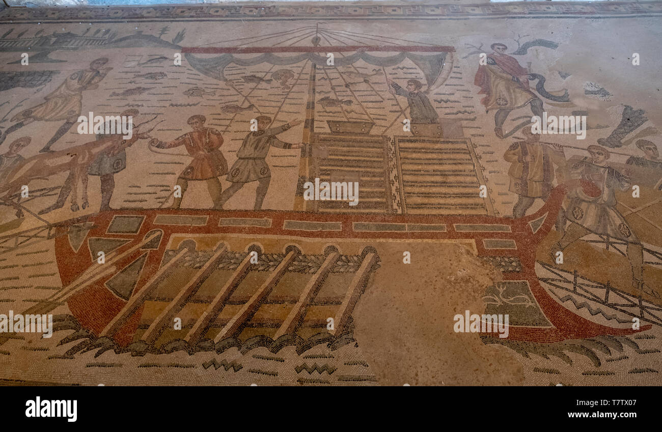 Grande caccia mosaico-cattura e trasporto di animali mosaico romano nella villa Romana del Casale di Piazza Armerina, SICILIA, ITALIA. Foto Stock