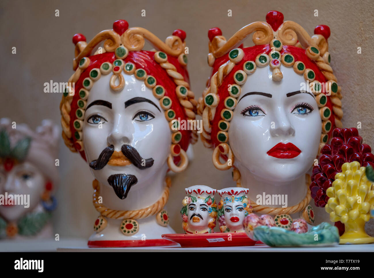 Ceramica siciliana capi sul display in una vetrina a Siracusa, in Sicilia. Foto Stock