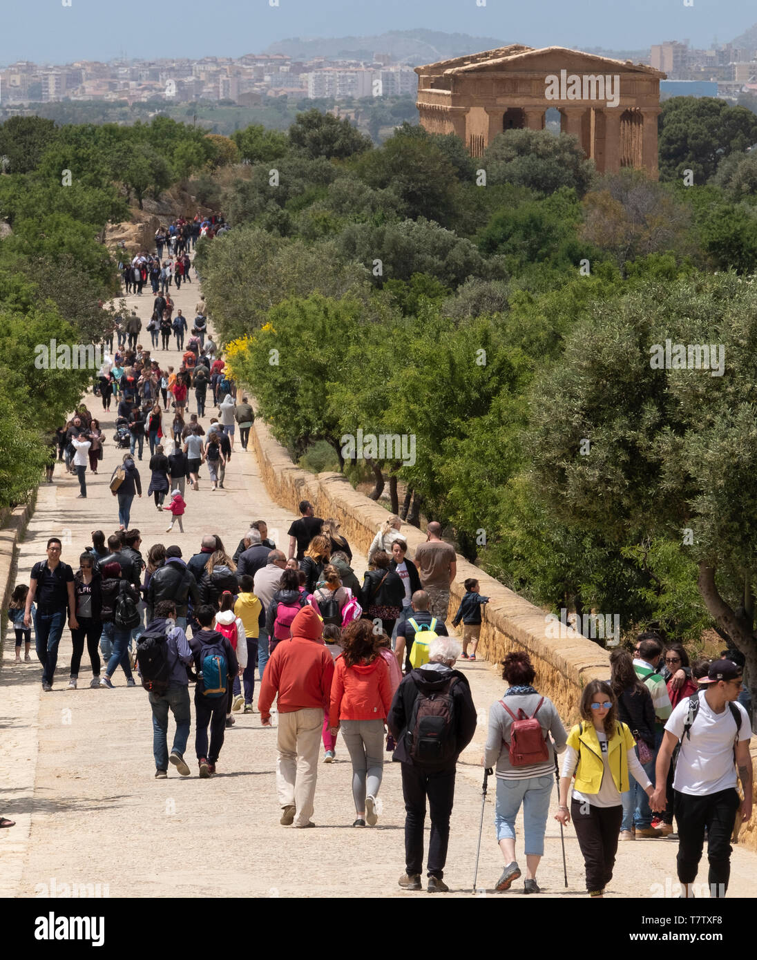La folla che visita la Valle dei Templi sito Patrimonio Mondiale dell'Unesco a Agrigento, in Sicilia. Foto Stock