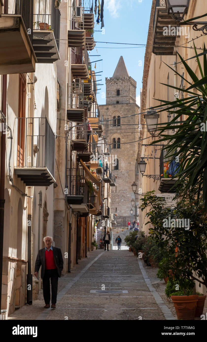 Street nella città vecchia di Cefalù, Sicilia Foto Stock