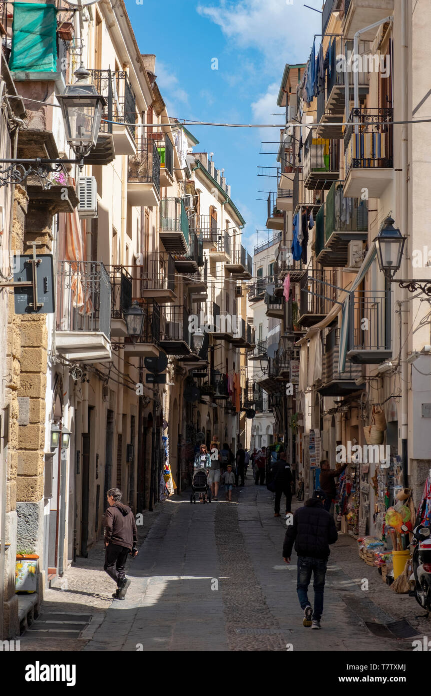 Street nella città vecchia di Cefalù, Sicilia Foto Stock