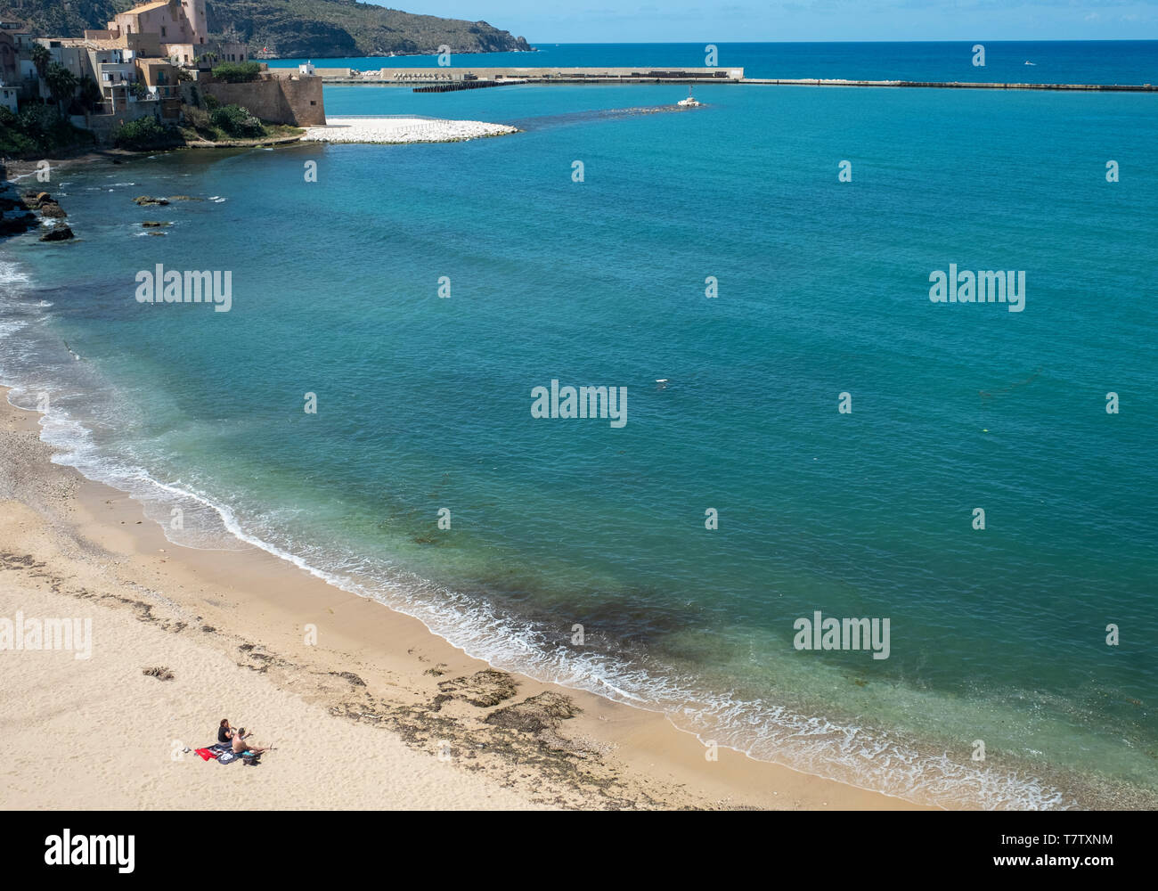 Due persone su una tranquilla spiaggia di Castellammare del Golfo, a nord-ovest della Sicilia. Foto Stock