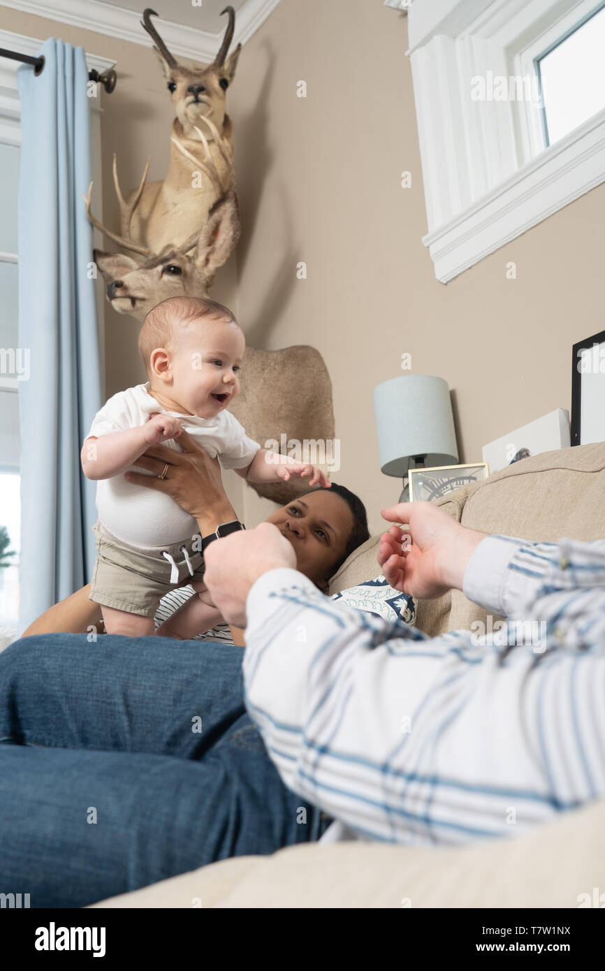I genitori di riproduzione con il suo bambino di 6 mesi nella loro casa nel nord di Philadelphia Foto Stock