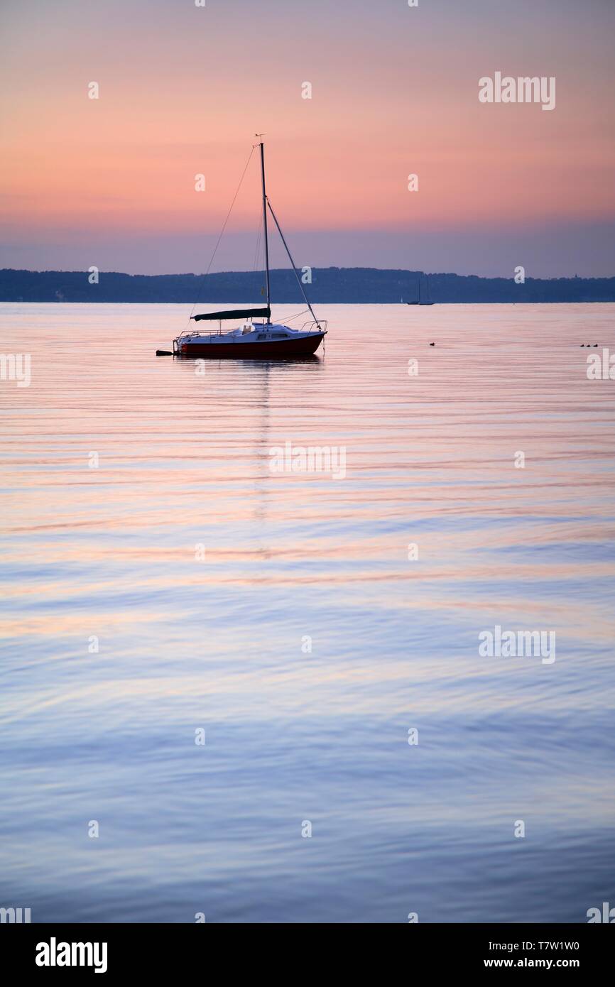 Atmosfera serale, barca a vela di ancoraggio nel lago di Starnberg, Baviera, Baviera, Germania Foto Stock