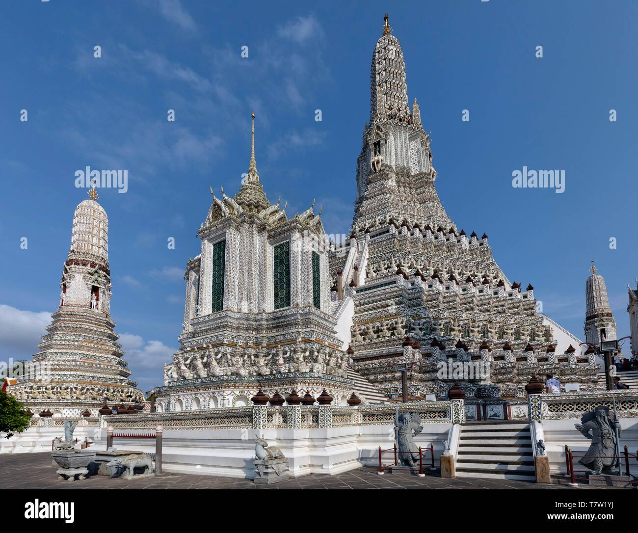 Wat Arun, tempio dell'alba, Mondop e Phra Prang, Torre principale, Bangkok Yai distretto, Thonburi, Bangkok, Thailandia Foto Stock