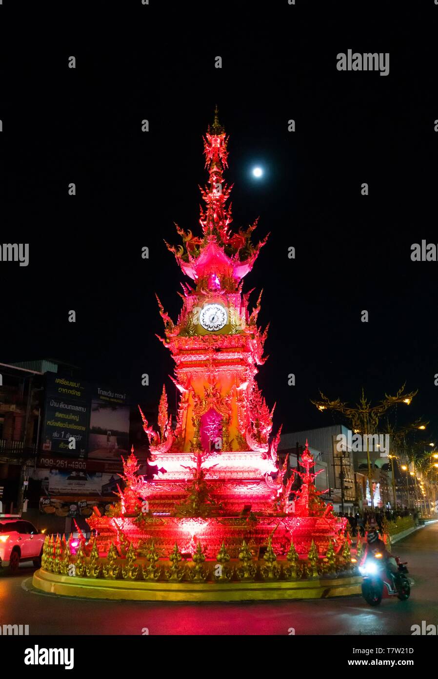 Torre dell Orologio illuminato rosso, Wiang Muang, Chiang Rai, Thailandia del Nord della Thailandia Foto Stock
