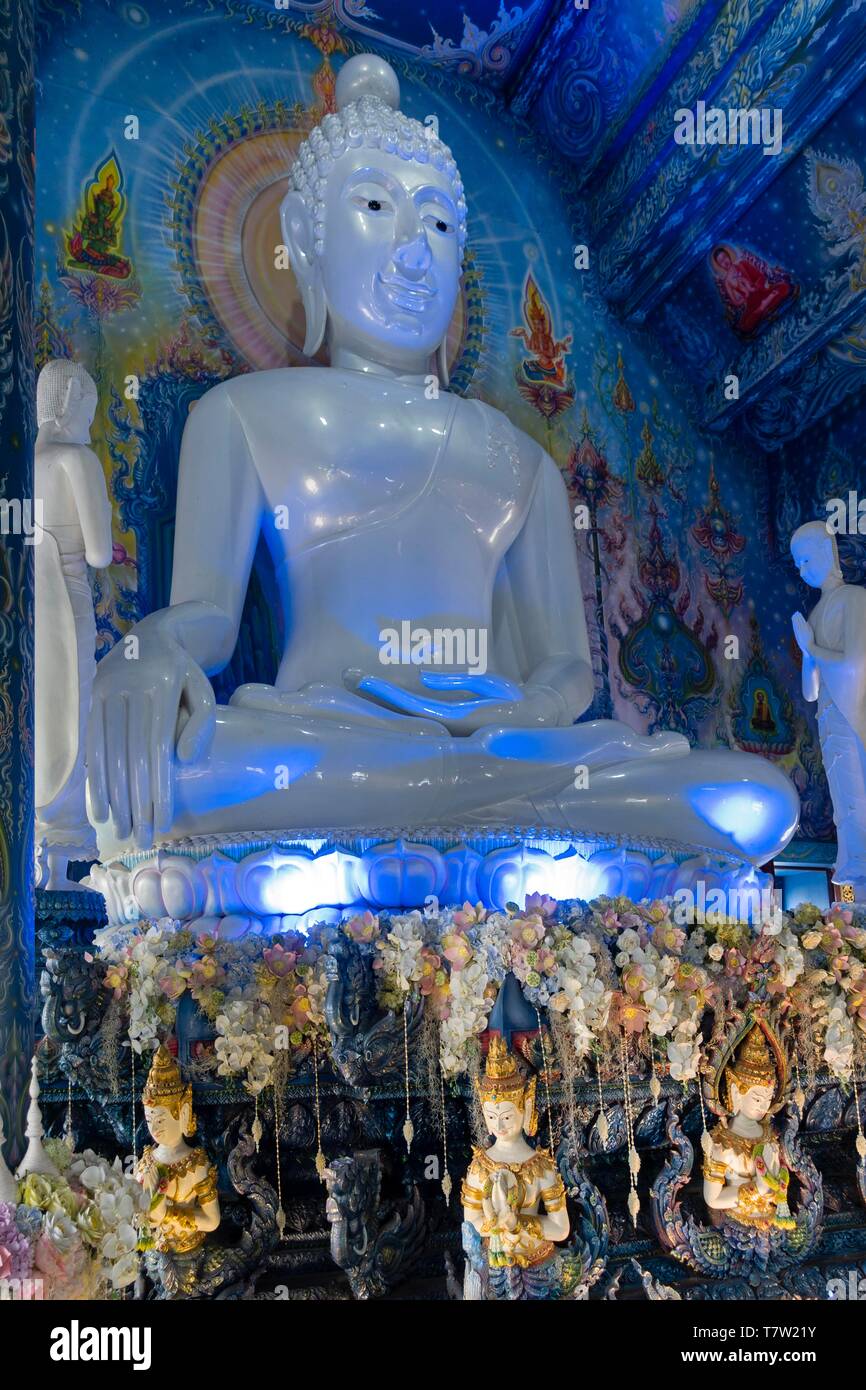 Blue Buddha illuminato in Wat Rong Seur dieci, il Tempio Azzurro, Statua del Buddha, Chiang Rai, Thailandia del Nord della Thailandia Foto Stock