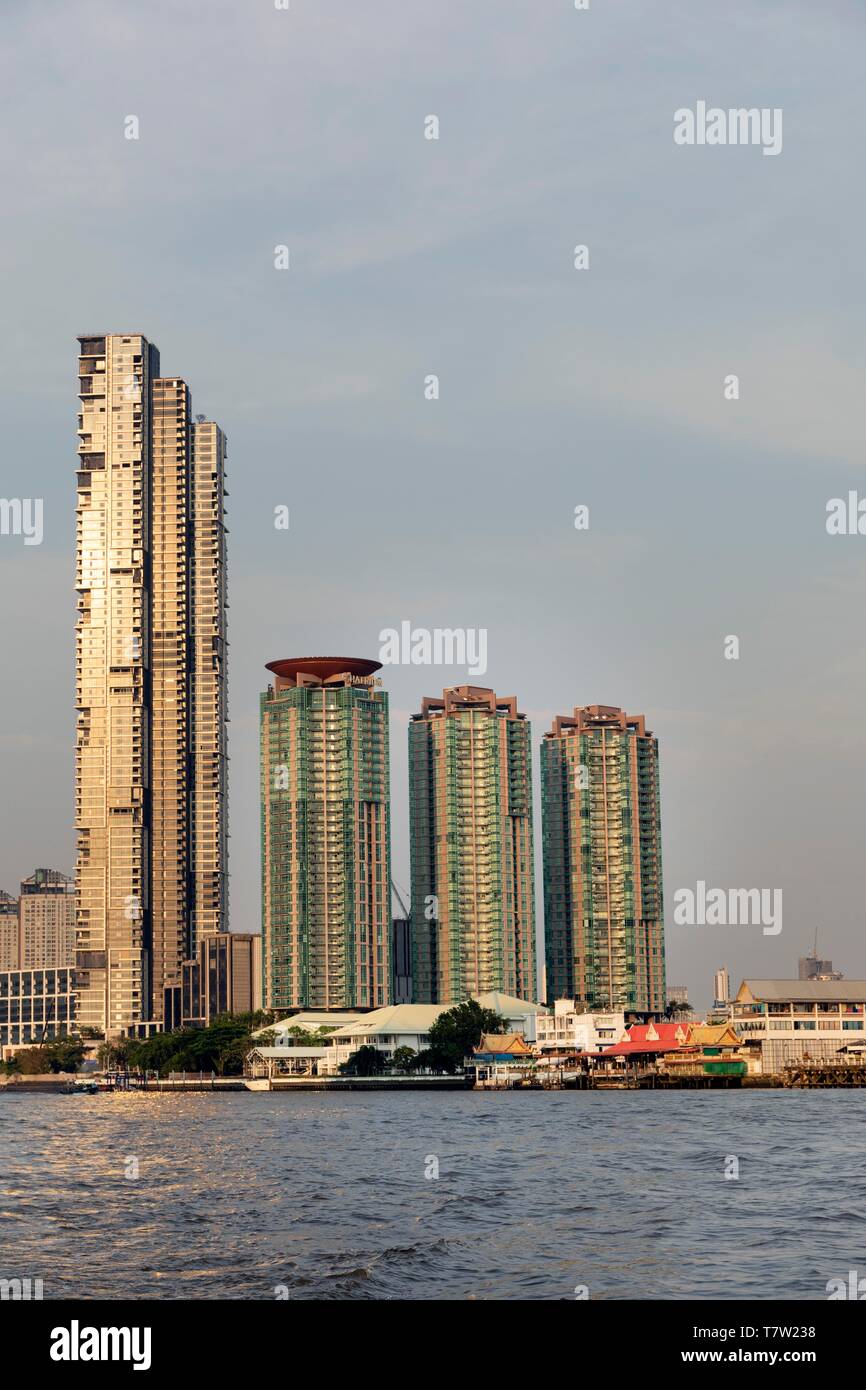 Four Seasons residenze private e le tre torri del Chatrium Hotel Riverside Bangkok sul Fiume Chao Phraya, Sathon District, Bangkok Foto Stock