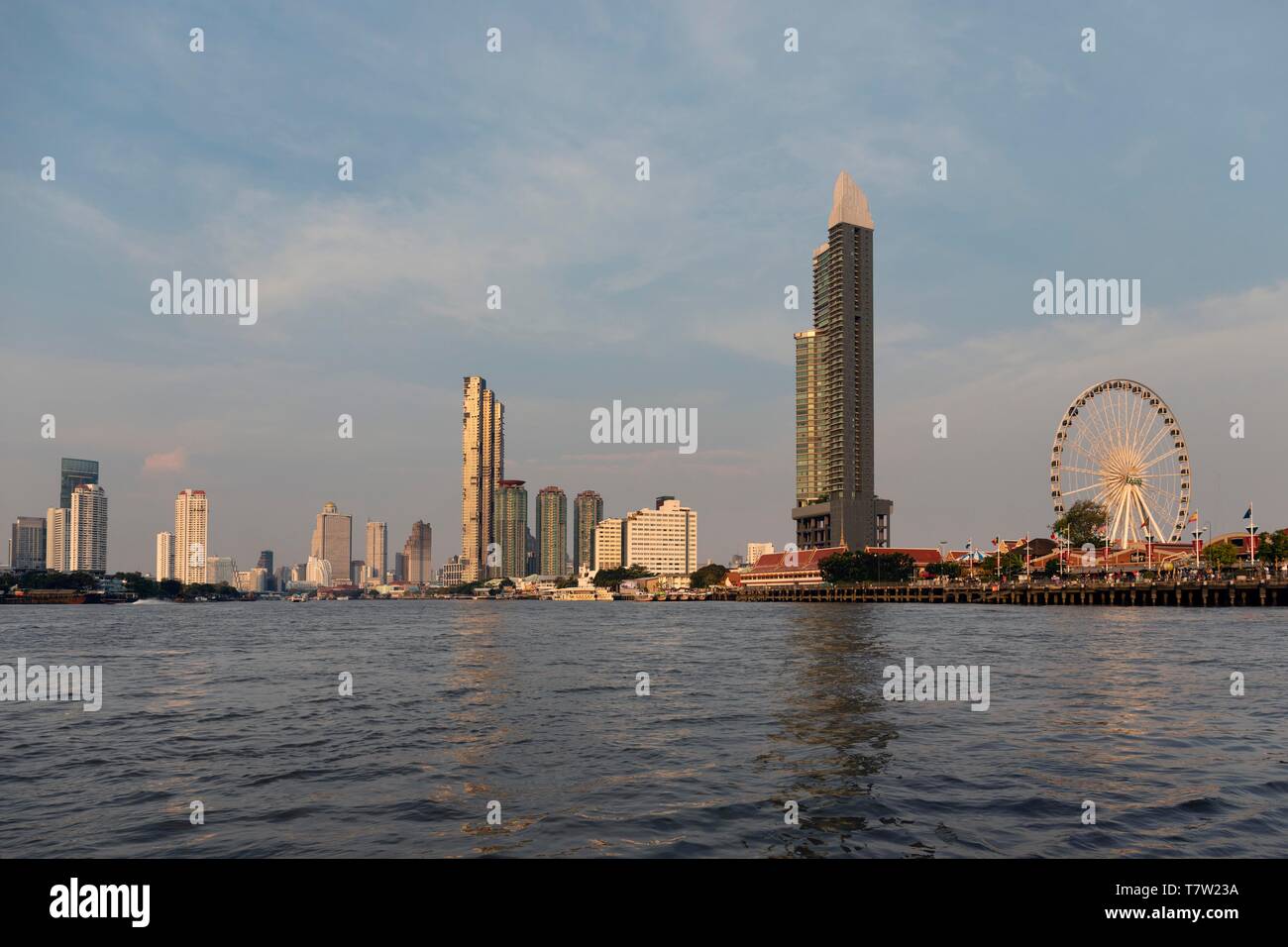Skyline, Asiatique il Riverfront, ruota panoramica Ferris e Menam Residences Torre condominio, Sathon District, Bangkok, Thailandia Foto Stock