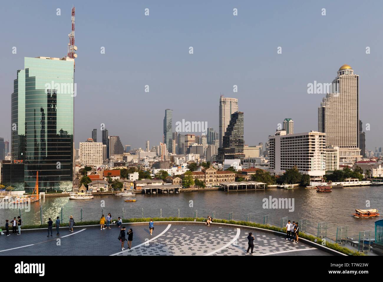 Vista panoramica dalla terrazza dell'icona Siam, Skyline, CAT edificio a Mae Nam Chao Phraya, Bang Rak distretto e Khlong San Distretto in Thonburi Foto Stock