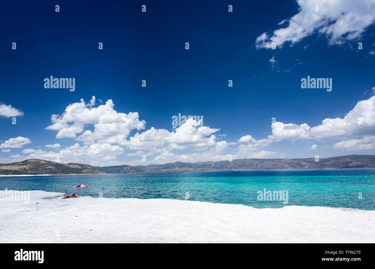 Le acque turchesi e bianco minerali ricchi di spiaggia del lago salda, Burdur. Foto Stock