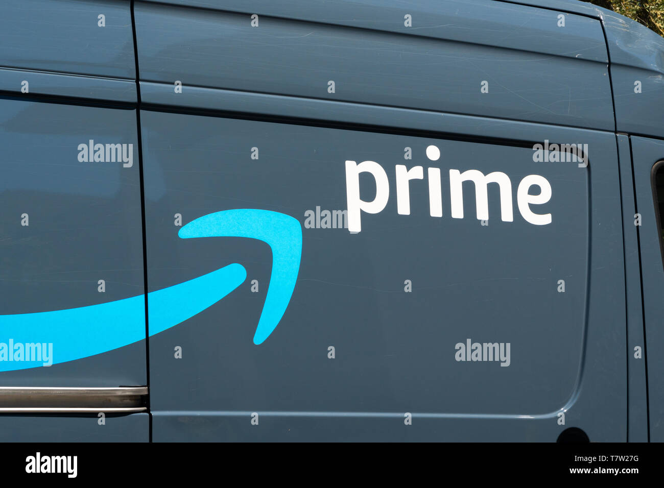 TEMPE, AZ/STATI UNITI D'America - 10 Aprile 2019: Amazon principale veicolo di consegna e il logo del marchio. Foto Stock