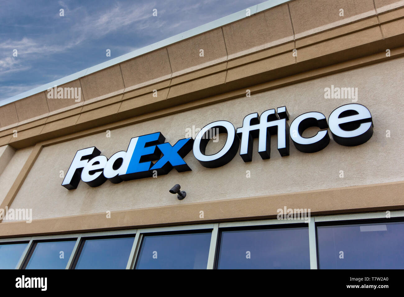 HUDSON, WI/STATI UNITI D'America - 4 Maggio 2019: FedEx Office esterno e logo del marchio. Foto Stock