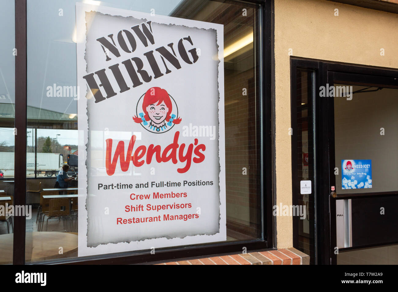 HUDSON, WI/STATI UNITI D'America - 25 Aprile 2019: Ora Affitto segno a Wendy's restaurant negli Stati Uniti. Foto Stock