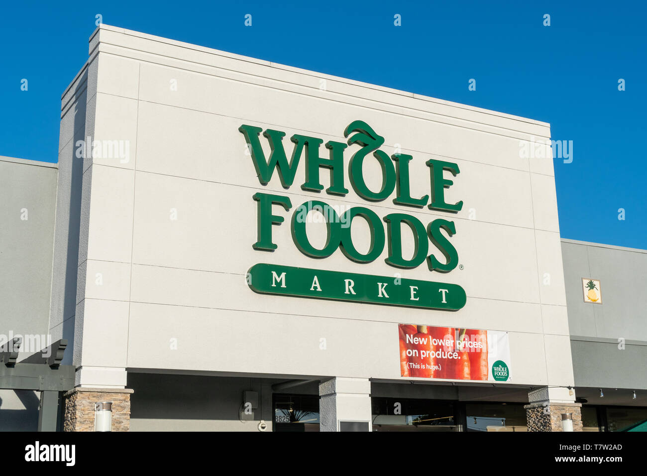LA JOLLA,CA/STATI UNITI D'AMERICA 12 APRILE 2019: Whole Foods Market esterno e logo. Whole Foods Market Inc. è un americano di catena di supermercati. Foto Stock