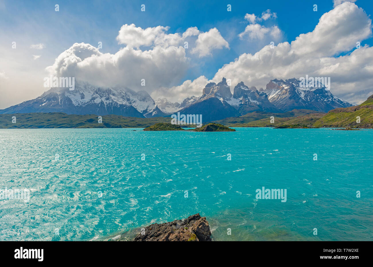 Andes cime del Parco nazionale Torres del Paine e acque turchesi del lago Pehoe: Paine Grande, Cuernos del Paine, Torres del Paine. La Patagonia cilena. Foto Stock