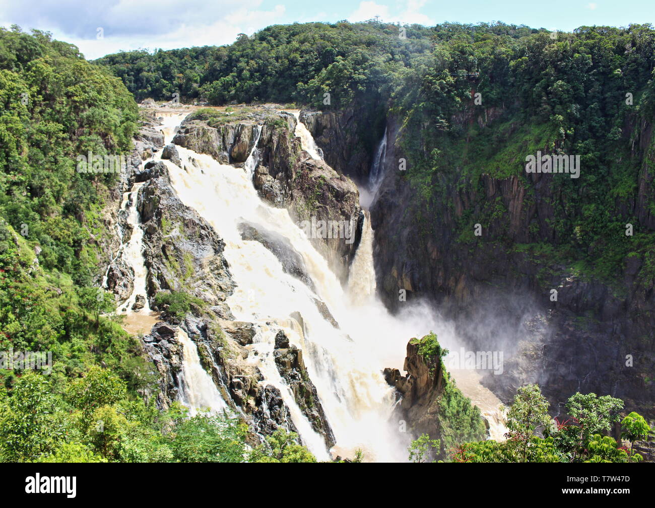 Assordanti Barron cade in pieno fine stagione umida flusso lungo il Fiume Barron a Barron Gorge fino sulla gamma di Kuranda appena al di fuori del nord di Cairns QLD Australia Foto Stock