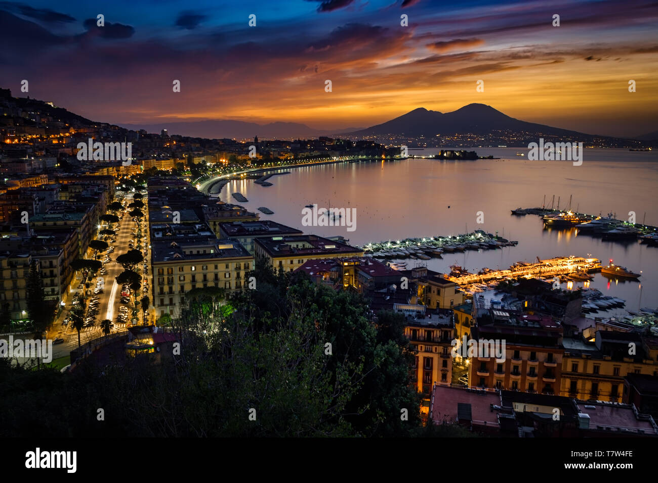 Un autunno sunrise, con il Vesuvio sullo sfondo, in Napoli, Italia. Foto Stock