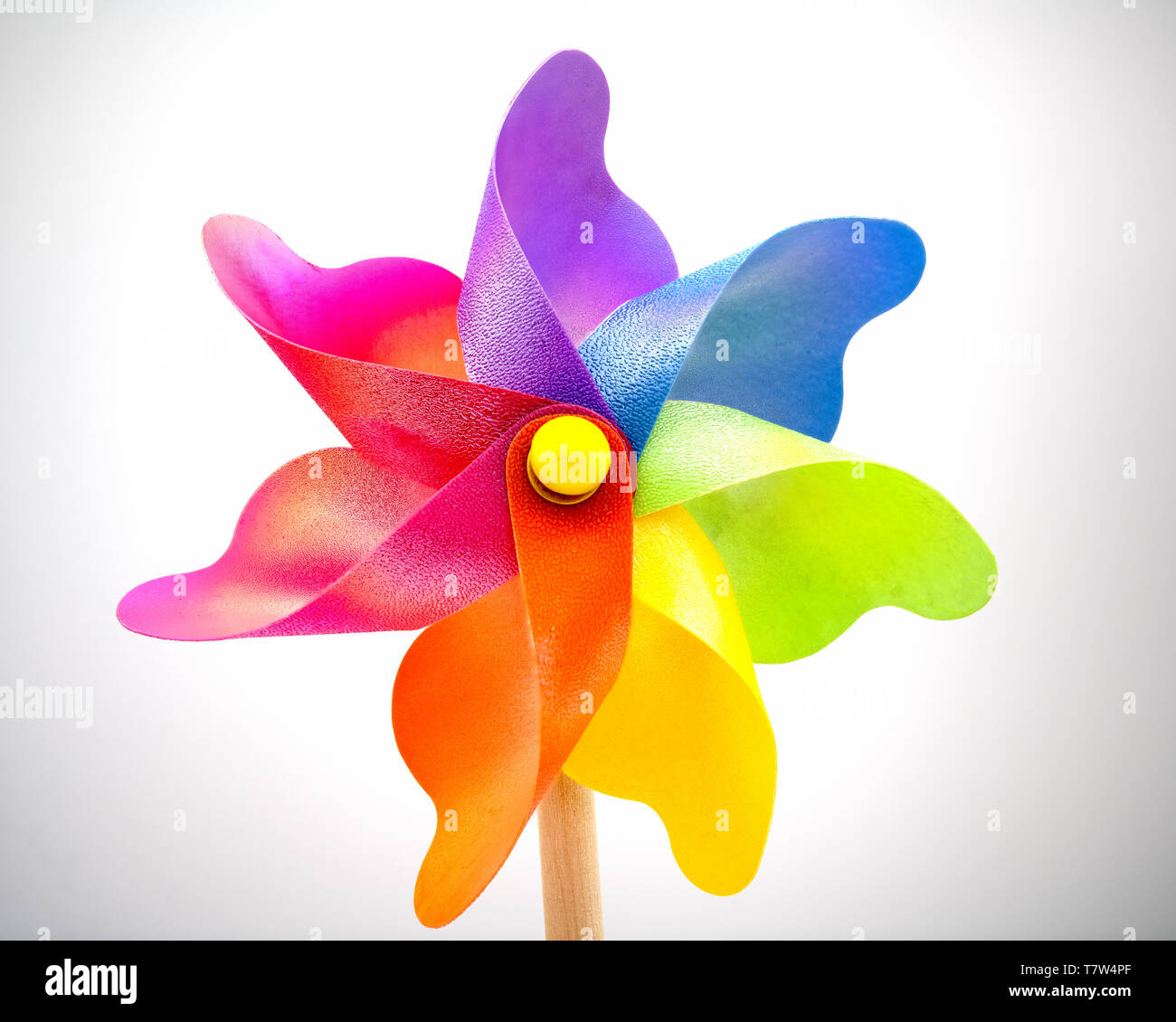 Un altro fermo multi-colore di toy windmill isolato su un fondo bianco Foto Stock
