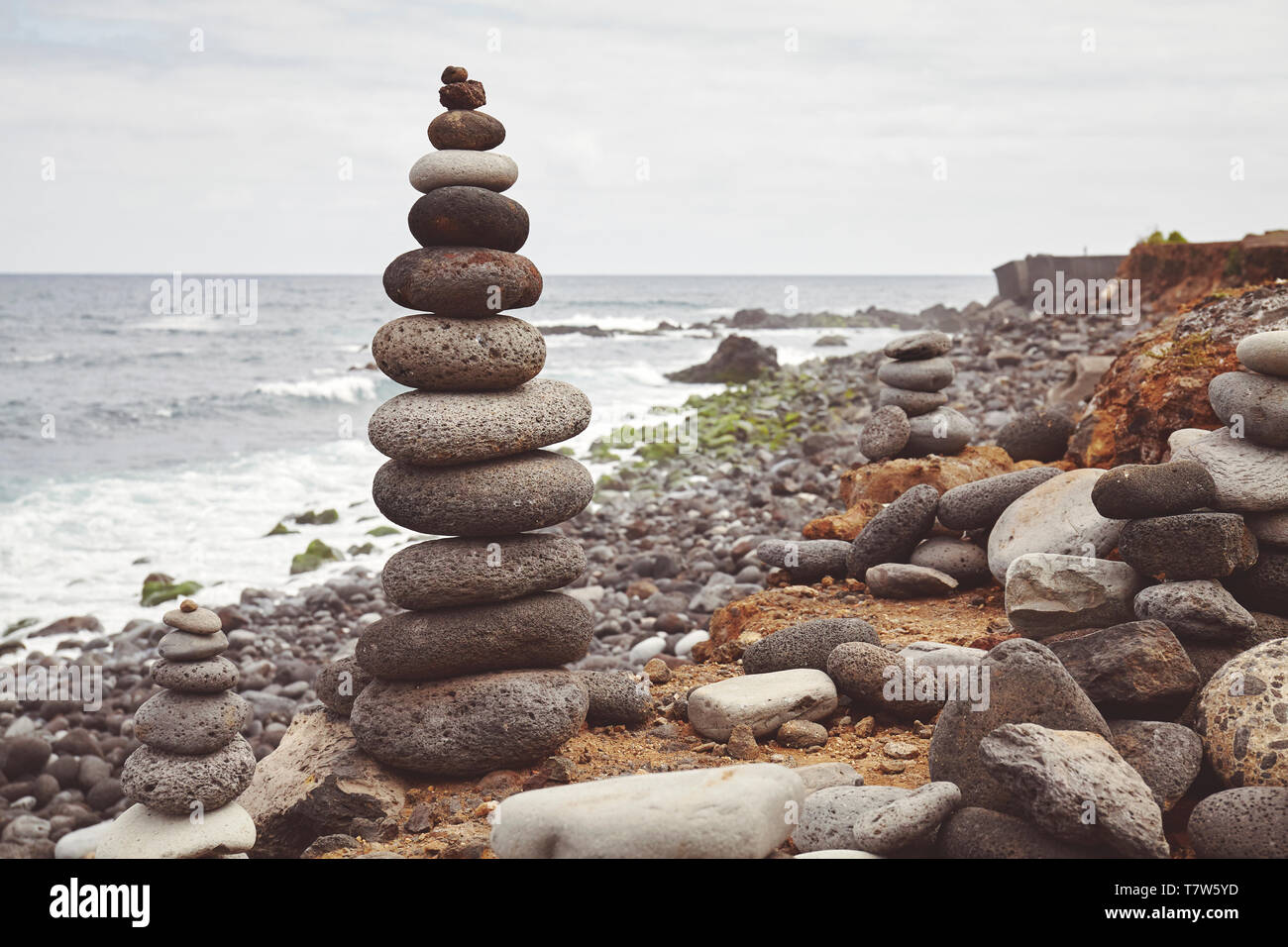 Nei toni del colore dell'immagine di una pila di pietra su una spiaggia, equilibrio e armonia concetto, il fuoco selettivo. Foto Stock