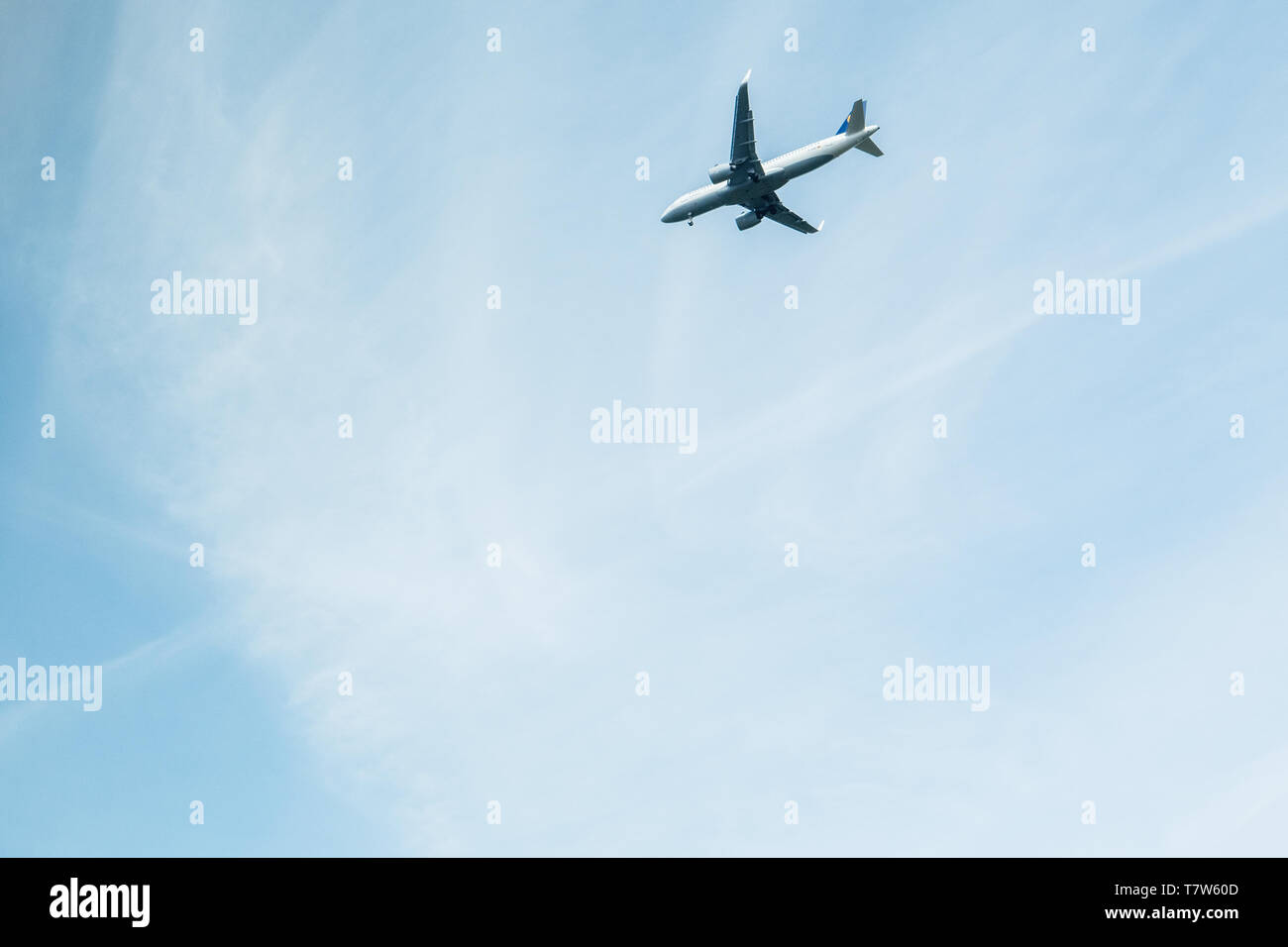 Francoforte, Germania - Apr 29, 2019: vista dal basso overhead D-AIND Airbus A320-271N Lufthansa Airlines volare nel cielo blu chiaro con un grande spazio di copia Foto Stock Francoforte, Germania - Apr 29, 2019: vista dal basso overhead D-AIND Airbus A320-271N Lufthansa Airlines volare nel cielo blu chiaro con un grande spazio di copia Foto Stock