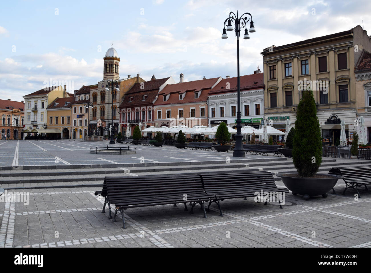 Brasov, Romania - Agosto 2017: Brasov Piazza del Consiglio (Centrul Vechi). Brasov centro citta'. Transilvania, Romania. Foto Stock
