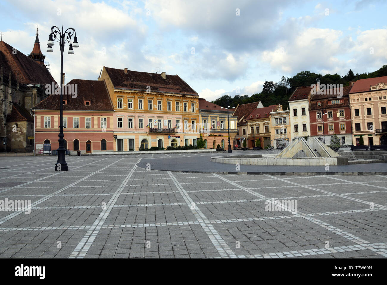 Brasov, Romania - Agosto 2017: Brasov Piazza del Consiglio (Centrul Vechi). Brasov centro citta'. Transilvania, Romania. Foto Stock