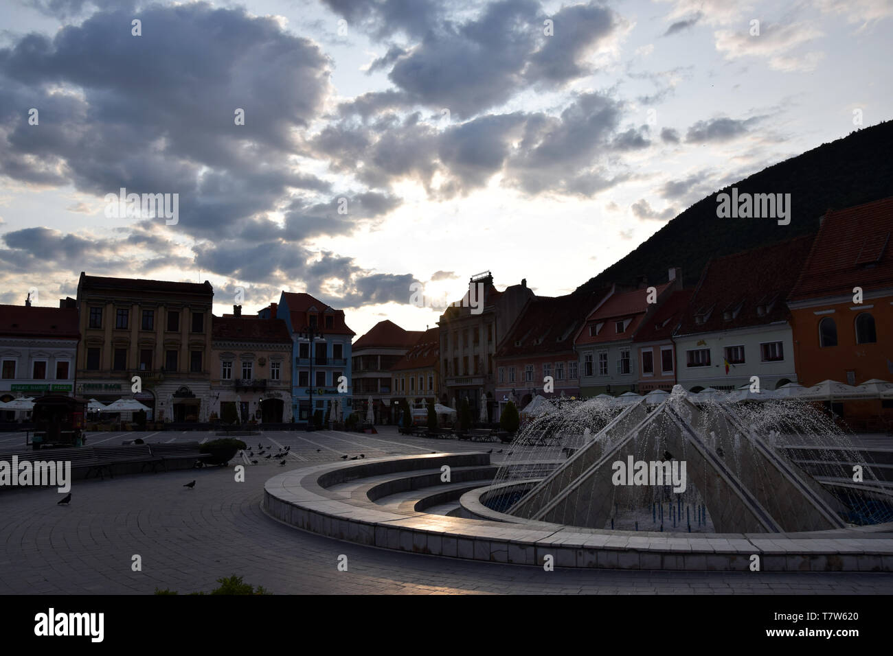 Brasov, Romania - Agosto 2017: Brasov Piazza del Consiglio (Centrul Vechi). Brasov centro citta'. Transilvania, Romania. Foto Stock